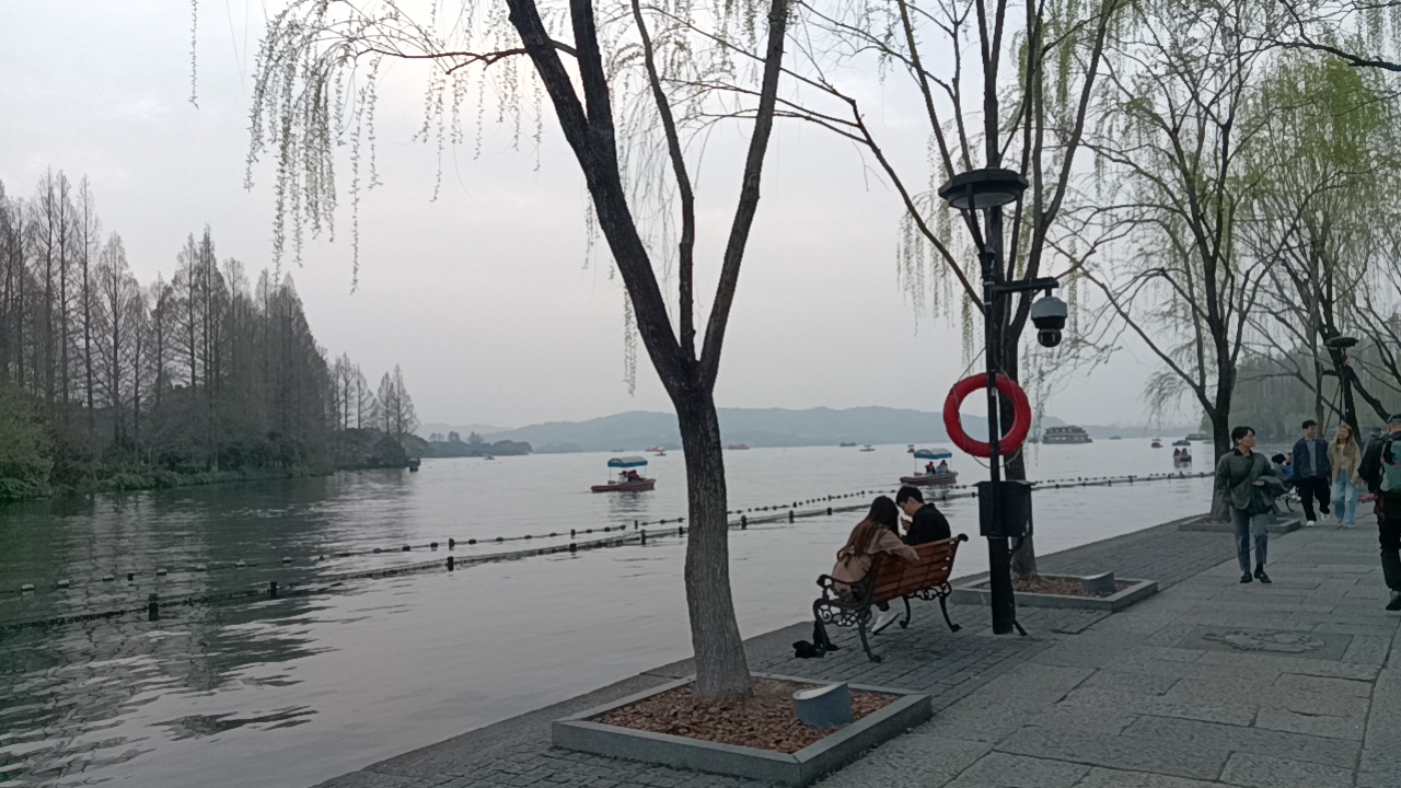 杭州，西湖。复试结束以后，一个人坐了很久。